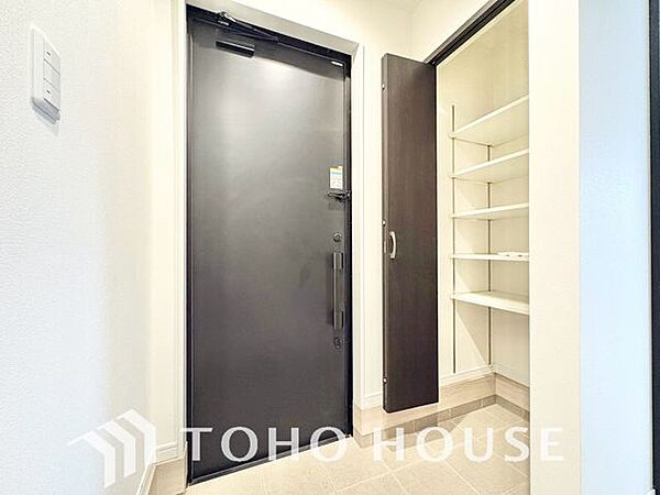 「玄関」家の中でお客様を迎える最初の場所である玄関。豊富な玄関収納で、常に綺麗に保つことが出来ます。