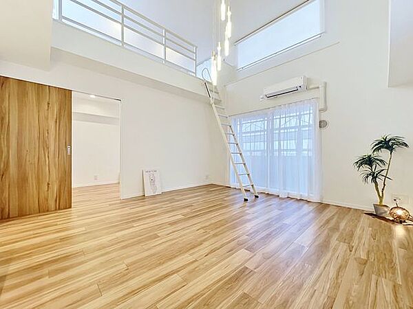 「インテリア映えする内装。」お部屋全体が優しく柔らかな色合いとなっていて、お家時間を穏やかに過ごせる空間が広がっています。