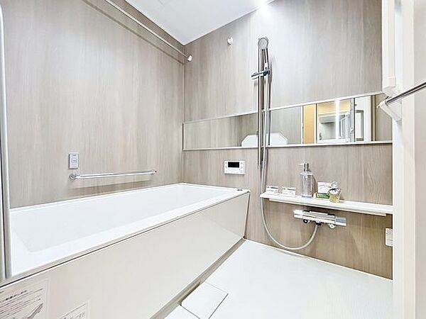 「バスルーム」一日の疲れを癒すバスルームは、心地よいリラックスを叶える清潔感溢れる空間です。