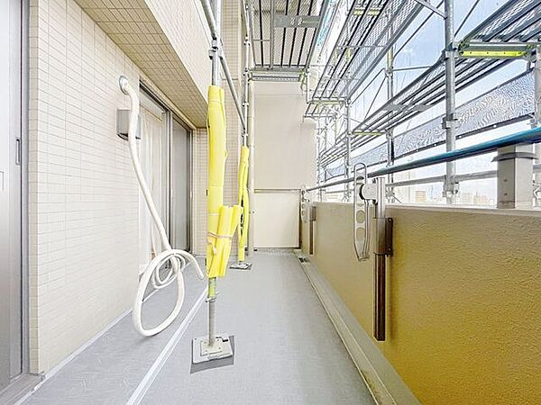 「バルコニー」バルコニーの出入りも考慮されており、通風や採光への気配りも兼ね備えております。