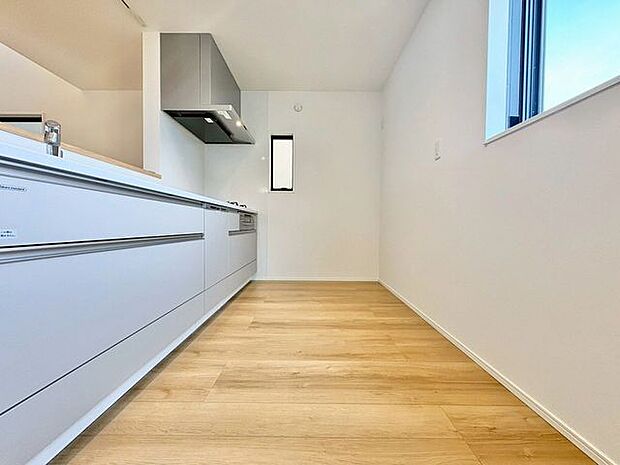 「オープンキッチン」お部屋の雰囲気に溶け込む、インテリアの一部のようなオープンキッチンです。リビングにいるご家族とのおしゃべりを楽しみながらの作業が可能です。