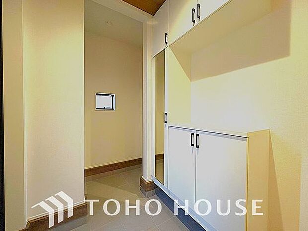 「玄関」家の中でお客様を迎える最初の場所である玄関。豊富な玄関収納で、常に綺麗に保つことが出来ます。