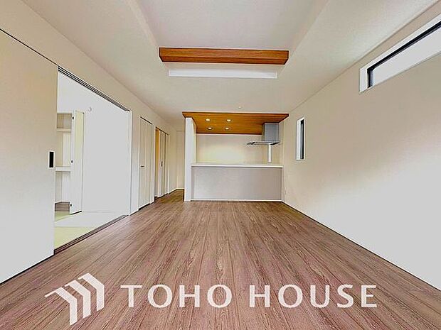 「南東向き。陽当り良好。」大きな窓辺からの日差しが暖かい室内は、自然と住まう人の気分も明るくなり、リビングでの素敵なワンシーンが演出されます。