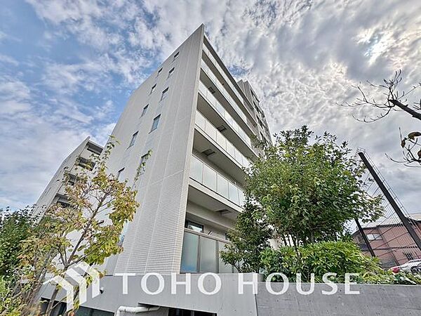 「10階建ての外観」今日も、明日も、この街で、きっと誰かがしあわせになる物語が描かれていくはずです。同じ風景が毎日365日、まったく違う顔を見せてくれる。爽快な風も毎日やさしく頬をなででくれます。