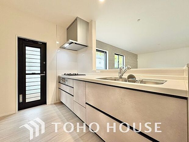 「家事時短の叶うキッチン◎」効率よくお料理ができる3口コンロ・出し入れしやすいスライド収納を完備したシステムキッチン。確かな機能性を実感頂けます。