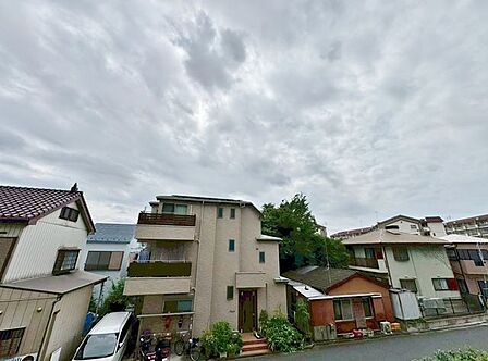 「眺望」穏やかな街並みを一望しながら、爽やかな風と柔らかく降り注ぐ陽光を感じて頂けます。