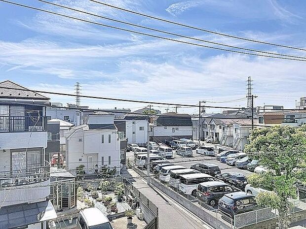 「眺望」穏やかな街並みを一望しながら、爽やかな風と柔らかく降り注ぐ陽光を感じて頂けます。