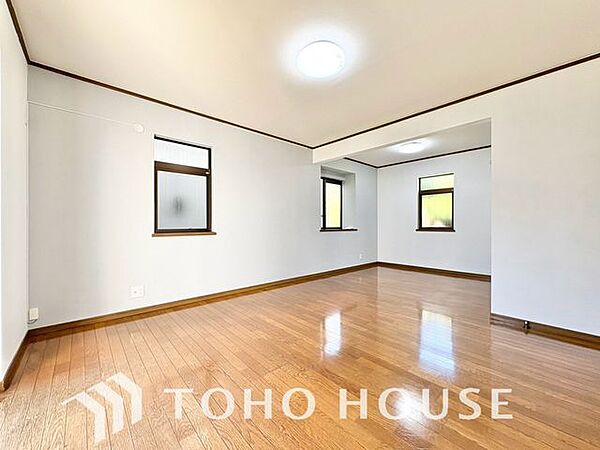 「南東向き。陽当り良好。」大きな窓辺からの日差しが暖かい室内は、自然と住まう人の気分も明るくなり、リビングでの素敵なワンシーンが演出されます。
