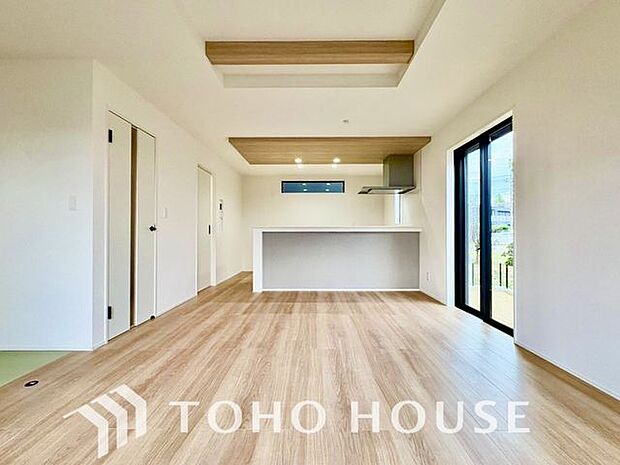 「木のぬくもり感じる優しい雰囲気のお部屋」落ち着いたカラーコーディネートの室内。インテリアやファブリックで、オーナー様好みのテイストデザインを取り入れて頂けます。