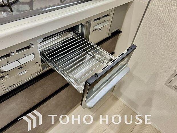 「三口コンロ」見た目に美しく使いやすさにも優れ、吹きこぼれ等のお掃除も簡単。3口コンロで忙しくても同時に調理ができるので便利ですね。