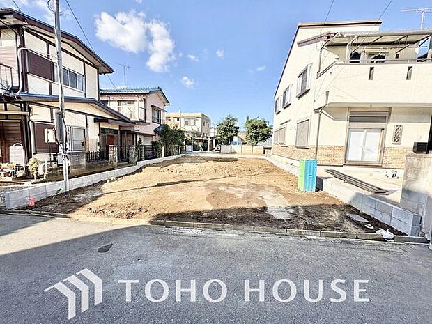 「前面道路含む外観」今日も、明日も、この街で、きっと誰かがしあわせになる物語が描かれていくはずです。同じ風景が毎日365日、まったく違う顔を見せてくれる。爽快な風も毎日やさしく頬をなででくれます。