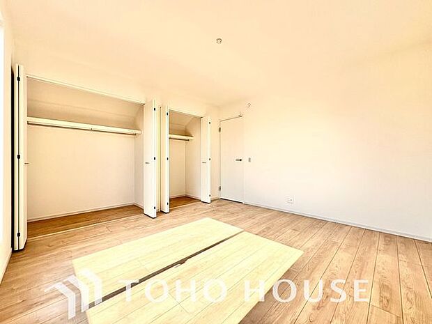 「バルコニーに面した居室」主寝室は十分な広さに加えて、快適に目覚められるよう、大きな採光窓を設けました。