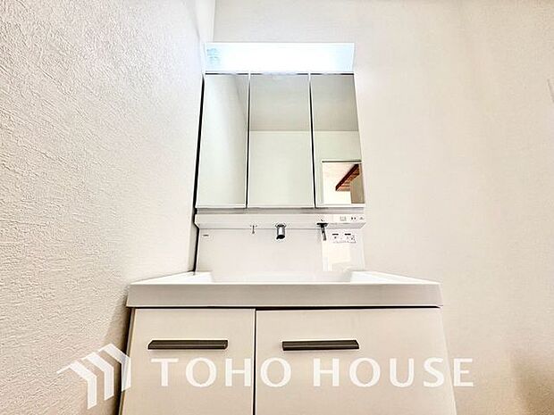 「洗面台」大きな鏡で朝の準備もばっちり。収納も多く、洗剤など日用品の保管にも便利です。