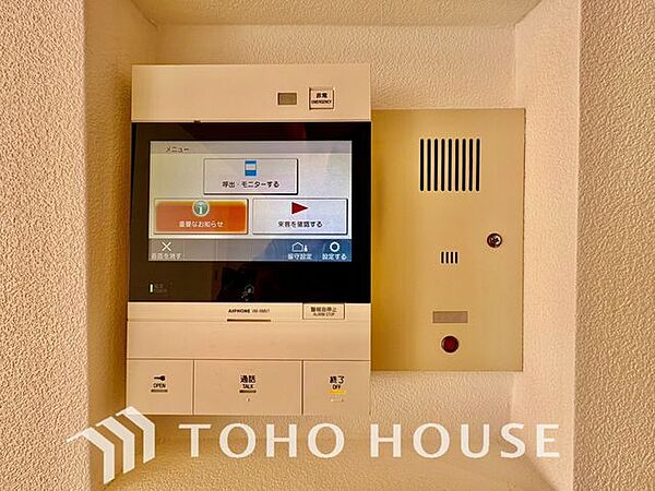 「見える安心・TVモニター付きインターホン」誰が来てもわかる様にモニター付きインターホンを設置。家事導線を考慮した個所に設置し、防犯性と利便性に優れ快適と安らぎを合わせた優しい設計。