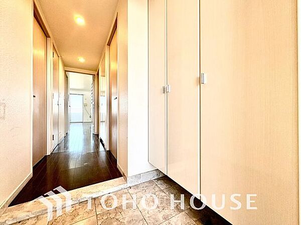 「玄関」家の中でお客様を迎える最初の場所である玄関。豊富な玄関収納で、常に綺麗に保つことが出来ます。