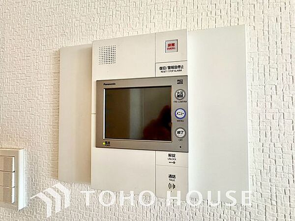 「見える安心・TVモニター付きインターホン」誰が来てもわかる様にモニター付きインターホンを設置。家事導線を考慮した個所に設置し、防犯性と利便性に優れ快適と安らぎを合わせた優しい設計。