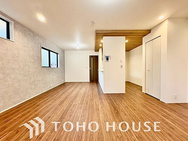 「木のぬくもり感じる優しい雰囲気のお部屋」落ち着いたカラーコーディネートの室内。インテリアやファブリックで、オーナー様好みのテイストデザインを取り入れて頂けます。