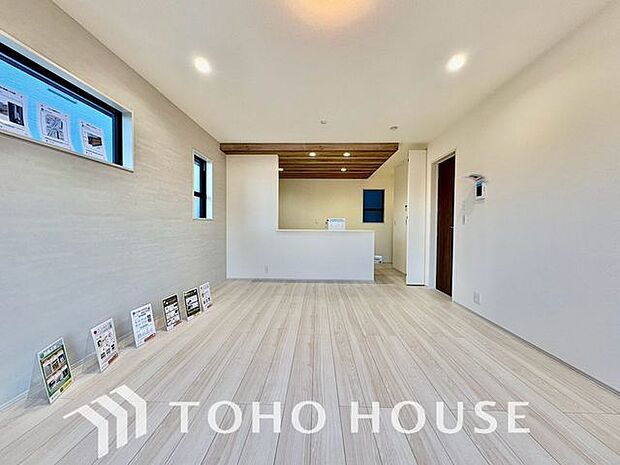 「陽当り良好。」大きな窓辺からの日差しが暖かい室内は、自然と住まう人の気分も明るくなり、リビングでの素敵なワンシーンが演出されます。