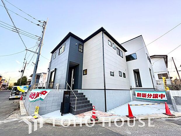 バイカラーのシンプルで洗練された外観です。色褪せることのない佇まいが街並みや環境と調和し、充足した生活を想像させてくれます。