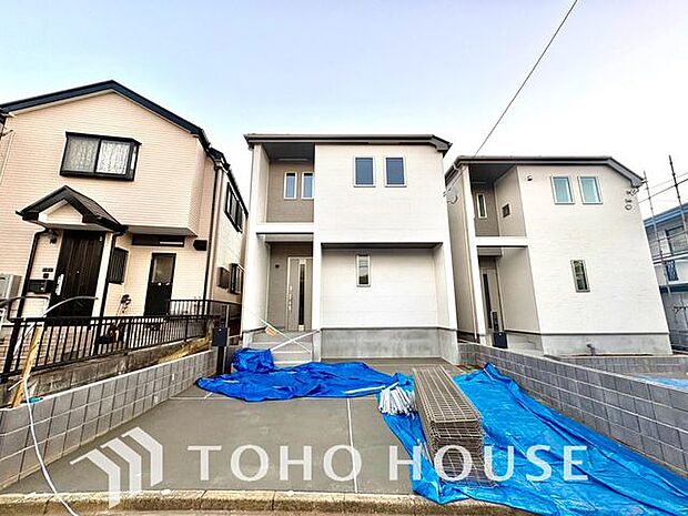 バイカラーのシンプルで洗練された外観です。色褪せることのない佇まいが街並みや環境と調和し、充足した生活を想像させてくれます。