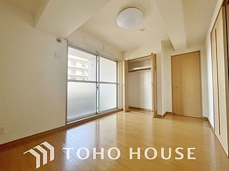 「バルコニーに面した居室」主寝室は十分な広さに加えて、快適に目覚められるよう、大きな採光窓を設けました。