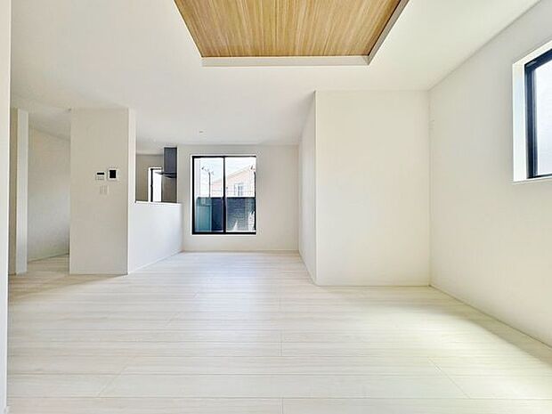 「南東向き。陽当り良好。」大きな窓辺からの日差しが暖かい室内は、自然と住まう人の気分も明るくなり、リビングでの素敵なワンシーンが演出されます。