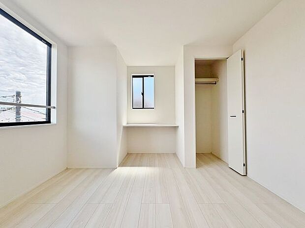 「2面採光の居室」居室に窓が2ヶ所あるので、明るさの確保と、風の通り道ができることで換気のしやすいお家になっています。