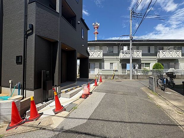 「前面道路含む外観」今日も、明日も、この街で、きっと誰かがしあわせになる物語が描かれていくはずです。同じ風景が毎日365日、まったく違う顔を見せてくれる。爽快な風も毎日やさしく頬をなででくれます。