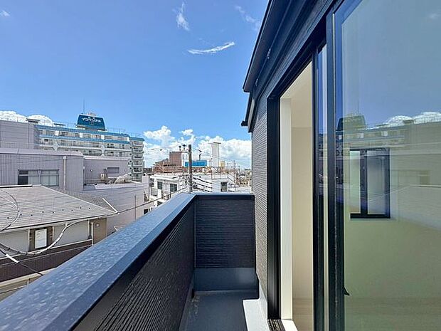 「バルコニー」大きな空に囲まれた気持ちのいい住まい。バルコニーを覗くだけで圧倒的な開放感に包まれます。
