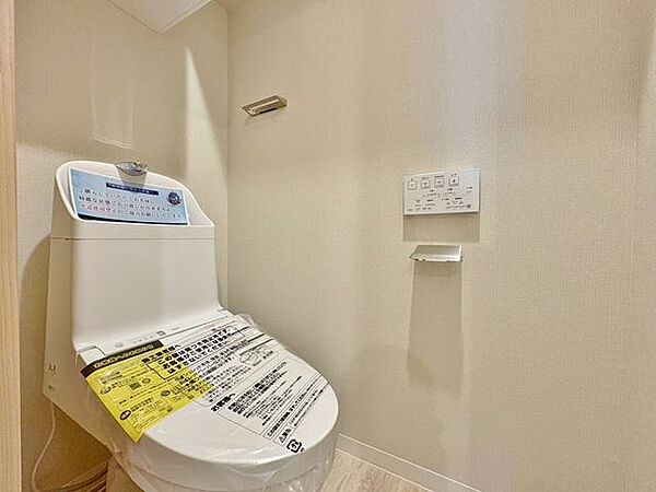 「温水洗浄便座付きトイレ」トイレは快適な温水洗浄便座付です。清潔感のあるホワイトで統一しました。いつも清潔な空間であって頂けるよう配慮された造りです。