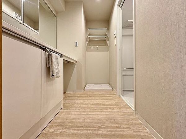 「洗面所」明るく清潔感のある色調で纏められた洗面室は、機能性に富んだ三面鏡と使い勝手の良い収納を完備した洗面台を設置しております。