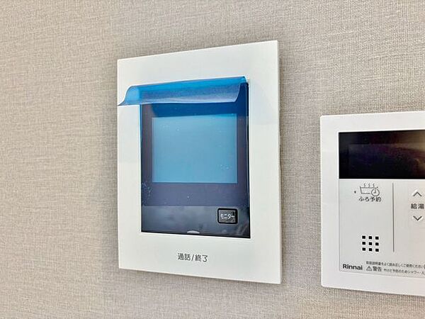 「見える安心・TVモニター付きインターホン」誰が来てもわかる様にモニター付きインターホンを設置。家事導線を考慮した個所に設置し、防犯性と利便性に優れ快適と安らぎを合わせた優しい設計。