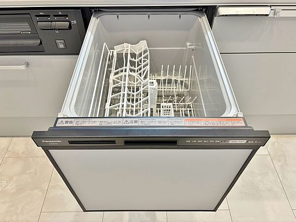 「食洗機」通常の手洗いでは使用出来ないほど高温のお湯や高圧水流を使うことにより汚れを効果的に落とすことができる。殺菌効果が非常に高く哺乳瓶などを使う家庭で需要が高く大変便利。