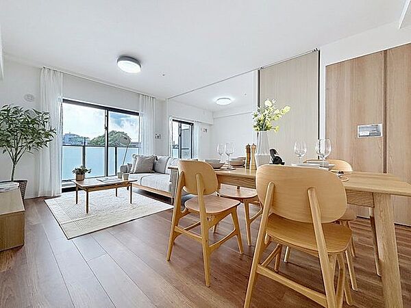 「陽当り良好。」大きな窓辺からの日差しが暖かい室内は、自然と住まう人の気分も明るくなり、リビングでの素敵なワンシーンが演出されます。