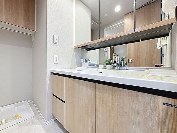 「リフォーム済・洗面台」大きな鏡で朝の準備もばっちり。収納も多く、洗剤など日用品の保管にも便利です。