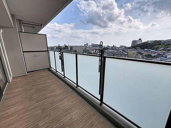 「バルコニー」大きな空に囲まれた気持ちのいい住まい。バルコニーを覗くだけで圧倒的な開放感に包まれます。