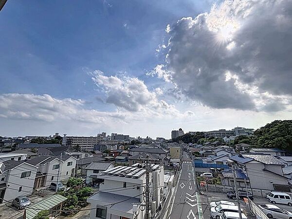 「眺望」穏やかな街並みを一望しながら、爽やかな風と柔らかく降り注ぐ陽光を感じて頂けます。