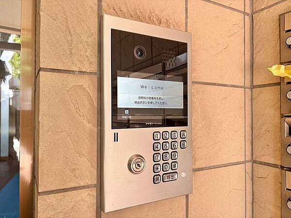 「オートロック」当マンションエントランスには、防犯対策の「オートロック」を採用。マンション住人以外の侵入を防ぐために設置しました。お子様がいらっしゃるご家庭にも安心の設備です。