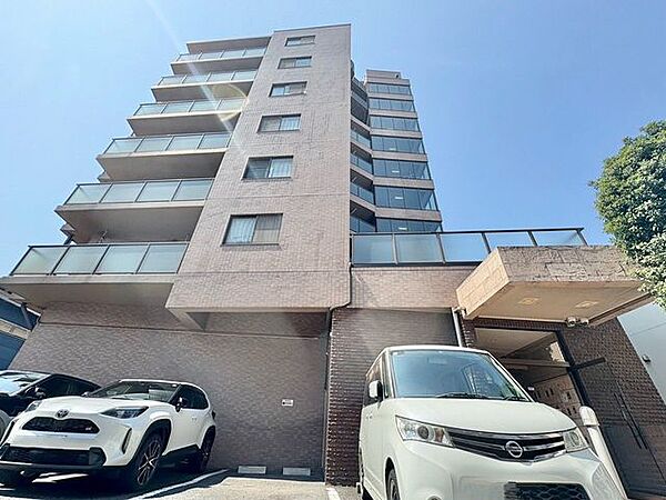 バイカラーのシンプルで洗練された外観です。色褪せることのない佇まいが街並みや環境と調和し、充足した生活を想像させてくれます。