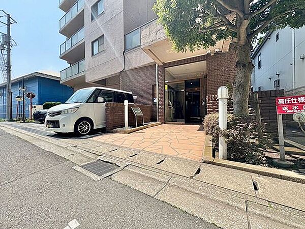 「美しいフォルム」周囲の景観に調和する地上★階建の美しい外観。やさしいアースカラーの外壁が、おだやかな佇まいに明るい開放感を与えます。