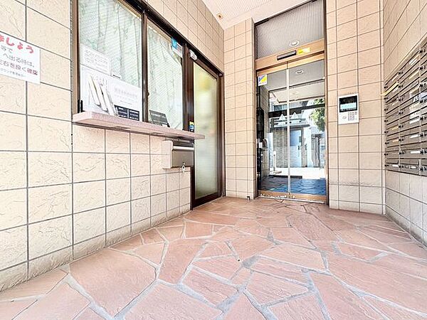 「エントランス」マンションのエントランスなど共有部分は、清掃が行き届いており、キレイな状態です。管理体制がしっかりしているからこそ。