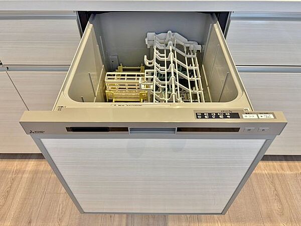 「食洗機」通常の手洗いでは使用出来ないほど高温のお湯や高圧水流を使うことにより汚れを効果的に落とすことができる。殺菌効果が非常に高く哺乳瓶などを使う家庭で需要が高く大変便利。