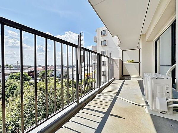 「バルコニー」大きな空に囲まれた気持ちのいい住まい。バルコニーを覗くだけで圧倒的な開放感に包まれます。