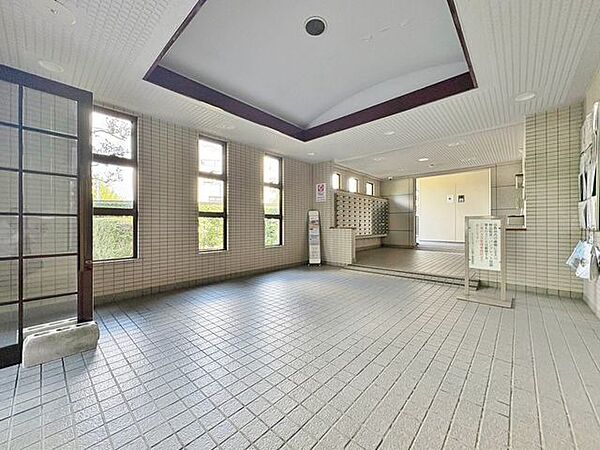 「エントランス」マンションのエントランスなど共有部分は、清掃が行き届いており、キレイな状態です。管理体制がしっかりしているからこそ。