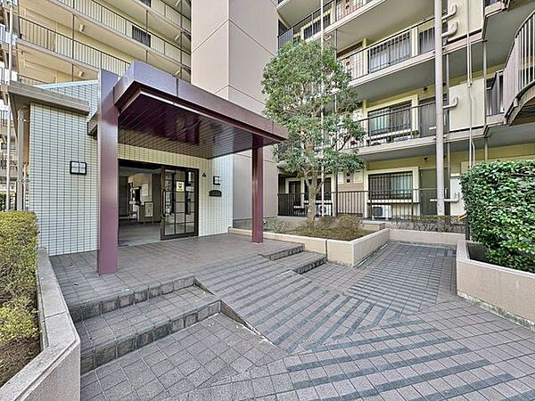 「エントランス」マンションのエントランスなど共有部分は、清掃が行き届いており、キレイな状態です。管理体制がしっかりしているからこそ。