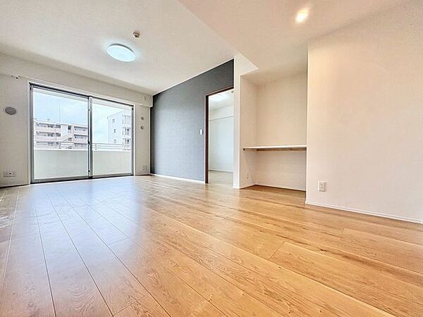 「木のぬくもり感じる優しい雰囲気のお部屋」落ち着いたカラーコーディネートの室内。インテリアやファブリックで、オーナー様好みのテイストデザインを取り入れて頂けます。