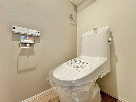 「温水洗浄便座付きトイレ」トイレは快適な温水洗浄便座付です。清潔感のあるホワイトで統一しました。いつも清潔な空間であって頂けるよう配慮された造りです。