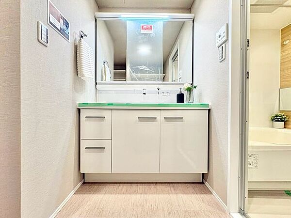 「リフォーム済・洗面台」大きな鏡で朝の準備もばっちり。収納も多く、洗剤など日用品の保管にも便利です。