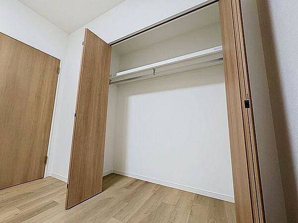 収納の多さも魅力です。使い勝手の良い収納棚を設置しております。居住スペースを充分に確保することができる為、ゆとりある室内で、ゆっくりとご寛ぎいただけます。