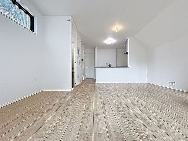 「団欒の場」忙しい朝でも、しっかり家族が揃って食事をして頂けるゆとりある大きさのダイニングスペース。手料理をテーブルで囲む素敵な時間を存分に愉しんで下さい。